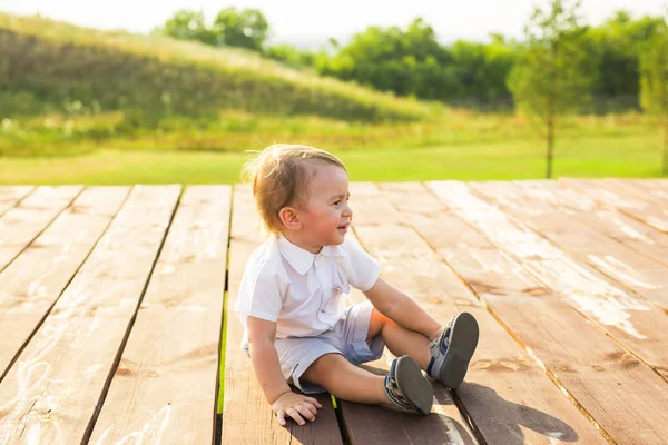 Verão, infância e conceito de bebê - menino se divertindo na natureza de verão . — Fotografia de Stock
