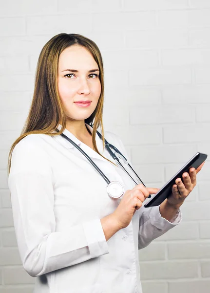 디지털 태블릿을 사용 하 여 의사의 초상화 — 스톡 사진