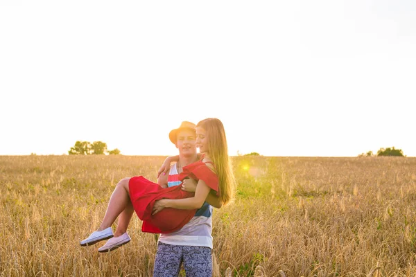 Retrato de casal romântico abraça no campo — Fotografia de Stock