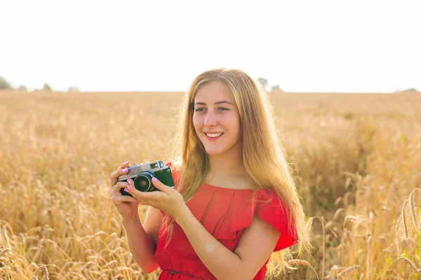 Mujer con cámara fotográfica retro. Moda Viajes Estilo de vida concepto al aire libre —  Fotos de Stock