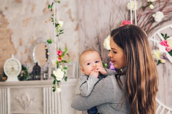 Boldog, szerető anya és a baba fiú beltéri portré — Stock Fotó