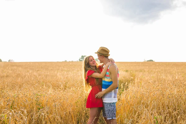 Joven pareja de amor de pie en el campo — Foto de Stock