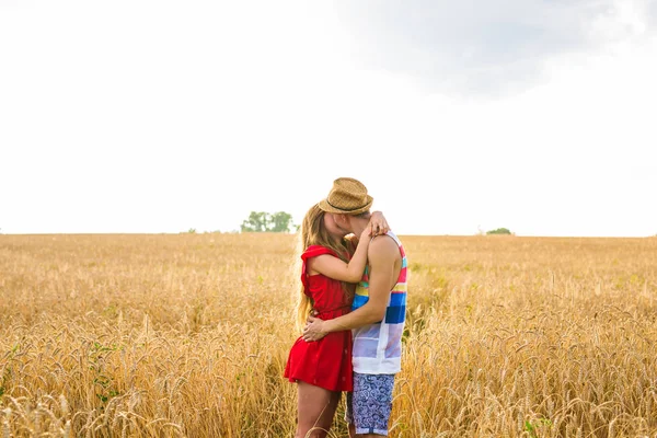 Jovem casal amor beijando no campo — Fotografia de Stock