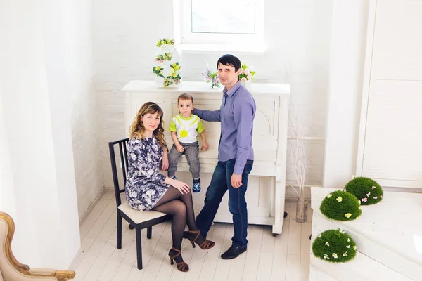 Família feliz no quarto — Fotografia de Stock