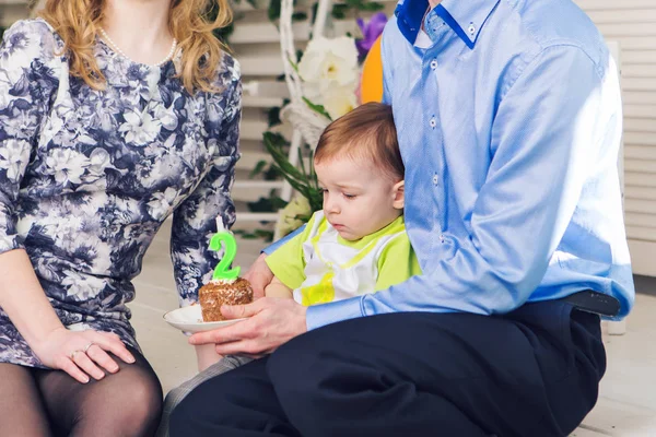 Dítě, oslava narozenin a dětství koncepce - malého chlapce s narozeninovým dortem — Stock fotografie