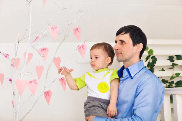 Família, infância, paternidade, atividade e conceito de pessoas - pai feliz e filho pequeno brincando em casa — Fotografia de Stock
