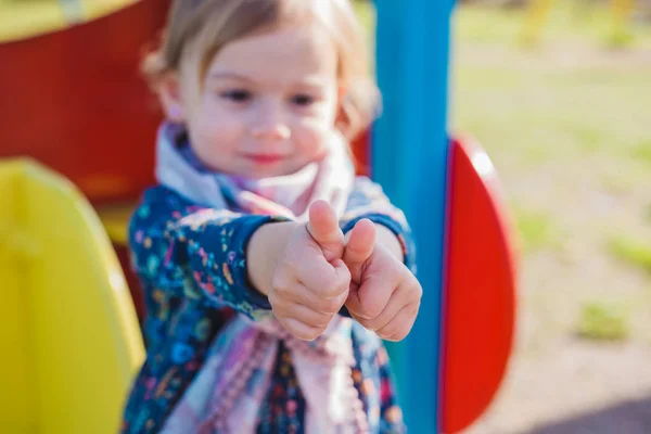 Menina criança feliz mostrando polegares para cima — Fotografia de Stock