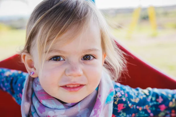 Портрет счастливой милой маленькой девочки — стоковое фото