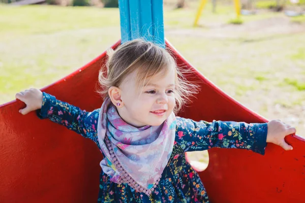 Портрет счастливой милой маленькой девочки — стоковое фото