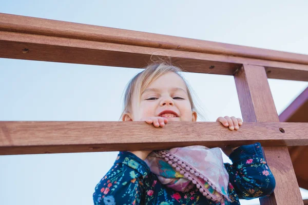 Retrato de uma menina liitle bonito feliz — Fotografia de Stock