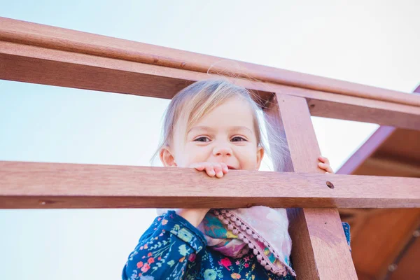 Retrato de uma menina liitle bonito feliz — Fotografia de Stock