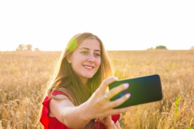 Selfie fotoğraf alanını yapma gülümseyen bir genç kız portresi
