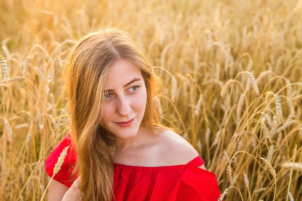 Bela senhora no campo de trigo ao pôr do sol — Fotografia de Stock