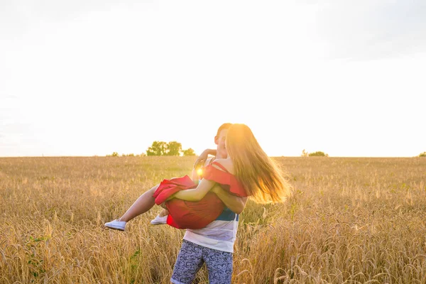 Hombre y mujer jóvenes en el campo. Pareja joven enamorada al aire libre —  Fotos de Stock