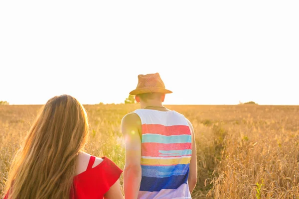 Junger Mann und Frau auf dem Feld. junges verliebtes Paar im Freien — Stockfoto