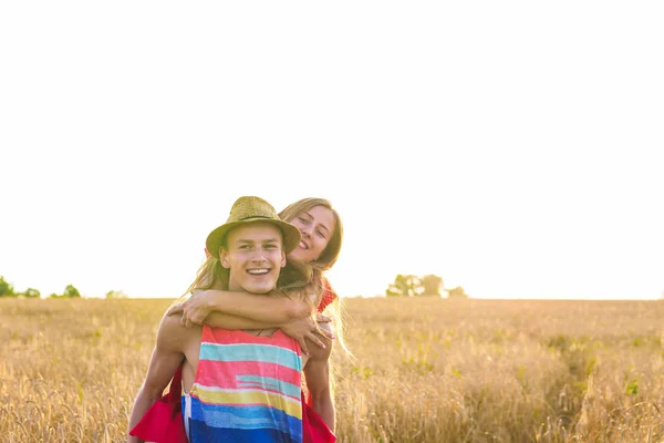 Pareja feliz divirtiéndose al aire libre en el campo de trigo. Concepto de Libertad. Codorniz —  Fotos de Stock