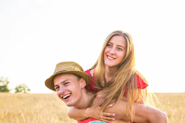 Couple heureux s'amuser en plein air sur le champ de blé. Concept de liberté. Giggyback — Photo