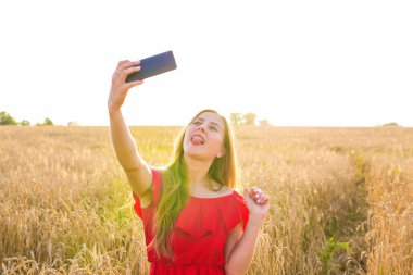 teknoloji, genç kadın alarak selfie yanında smartphone tahıl alanda gülümseyen yaz tatil, tatil ve insanlar kavramı-