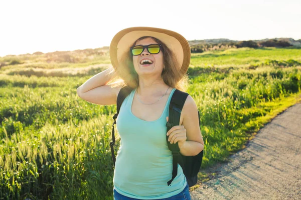 Ritratto di donna viaggiatrice felice sulla natura. Concetto di viaggio, autostop e vacanza . — Foto Stock