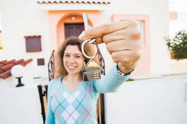 Propietario de casa feliz o inquilino mostrando las llaves y mirándote —  Fotos de Stock