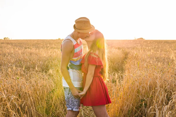 Giovane amore coppia baci sul campo — Foto Stock