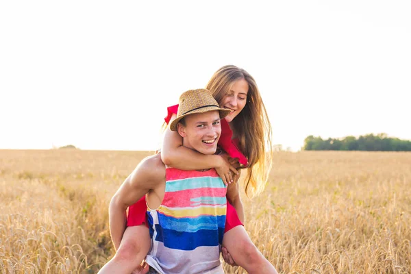 Šťastný pár mají venkovní zábava na hřišti.. Koncept svobody. Na zádech. — Stock fotografie