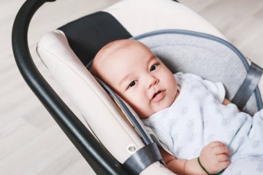 2 ay eski yenidoğan karışık yarış Asya beyaz çocuk. Doğal kapalı aydınlatma. Serin sesleri