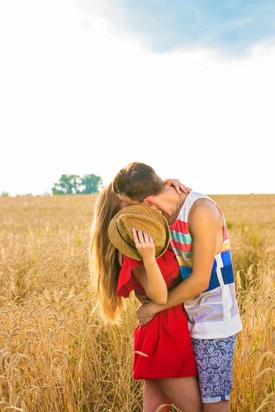 Jovem casal amor beijando no campo — Fotografia de Stock