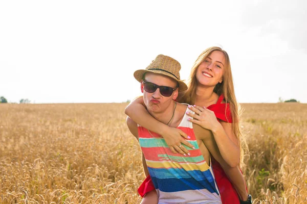 Pareja feliz divirtiéndose al aire libre en el campo de trigo. Riendo familia alegre juntos. Concepto de Libertad. Codorniz —  Fotos de Stock