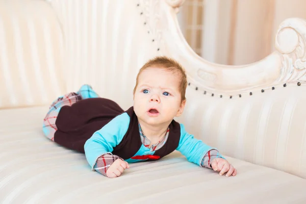 Retrato de niño adorable acostado en la barriga —  Fotos de Stock