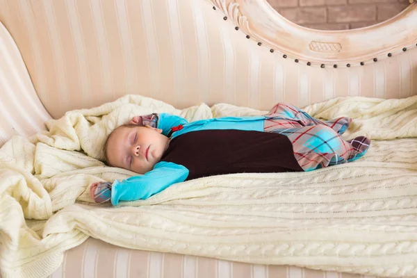 Yakın çekim uyuyan bebek bebek çocuk portresi — Stok fotoğraf