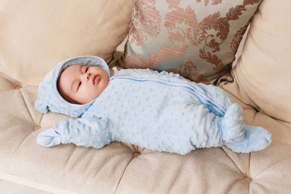 2 månad gamla nyfödda blandad ras asiatiska kaukasiska pojke. Naturliga inomhusbelysning. Svala toner — Stockfoto