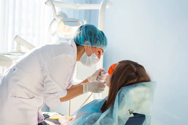 ホワイトニングの歯科医院での手順 — ストック写真