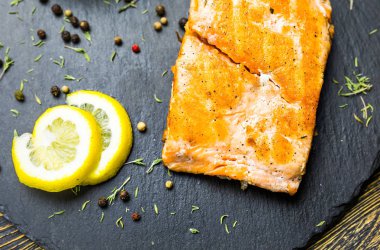 Izgara somon steak taze limon en iyi Manzaralı