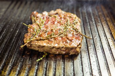 Izgarada biftek, yakın plan..