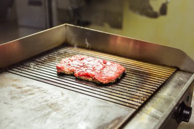 Izgarada biftek, yakın plan..