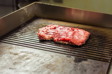 Izgarada biftek, yakın plan..