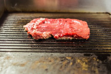 Izgarada biftek, yakın plan..