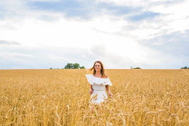 buğday-kavram doğa, tarım ve insanlar hakkında yürüyen kadın.