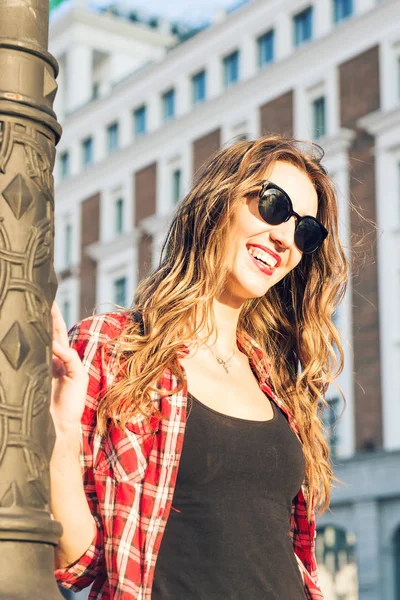 Letni słoneczny styl życia portret moda młoda stylowa hipster kobieta spaceru po ulicy, noszenie ładny modny strój, uśmiech cieszyć się jej weekendy — Zdjęcie stockowe