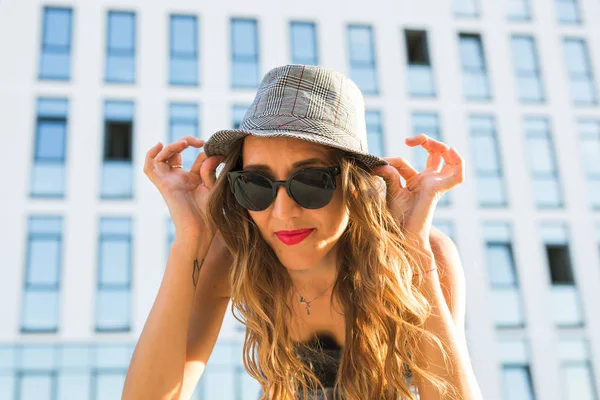 Verão ensolarado estilo de vida retrato de moda de jovem elegante hipster mulher andando na rua, vestindo roupa da moda bonito, sorrindo desfrutar de seus fins de semana — Fotografia de Stock