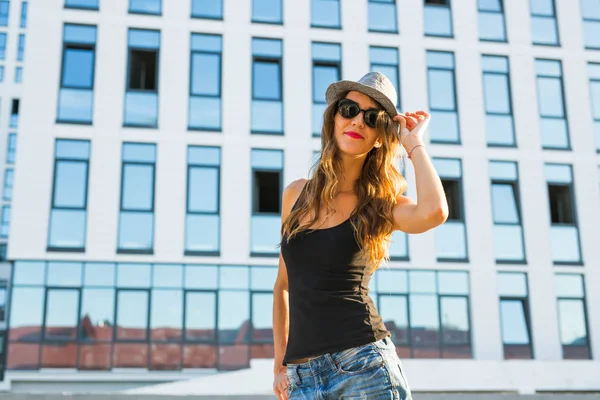 Verão ensolarado estilo de vida retrato de moda de jovem elegante hipster mulher andando na rua, vestindo roupa da moda bonito, sorrindo desfrutar de seus fins de semana — Fotografia de Stock