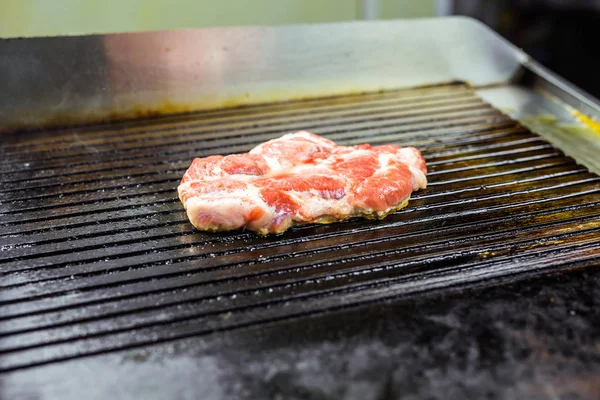 Grillad biff på grillen, närbild. — Stockfoto