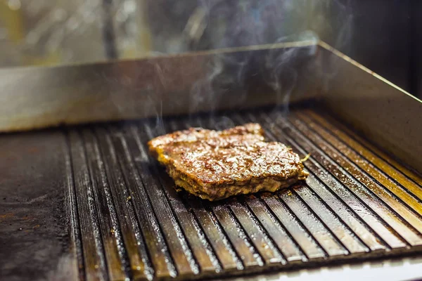 Närbild av en biff på grillen — Stockfoto