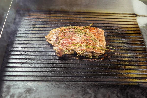 Bistecca di manzo alla griglia, primo piano. — Foto Stock