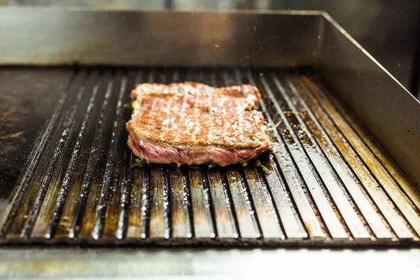 Izgarada biftek, yakın plan..