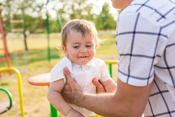 Verão, infância, lazer e conceito de criança - menino feliz no parque infantil com seu pai — Fotografia de Stock