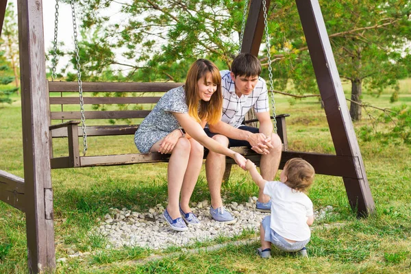 Joven familia jugando en la naturaleza en el campo — Foto de Stock