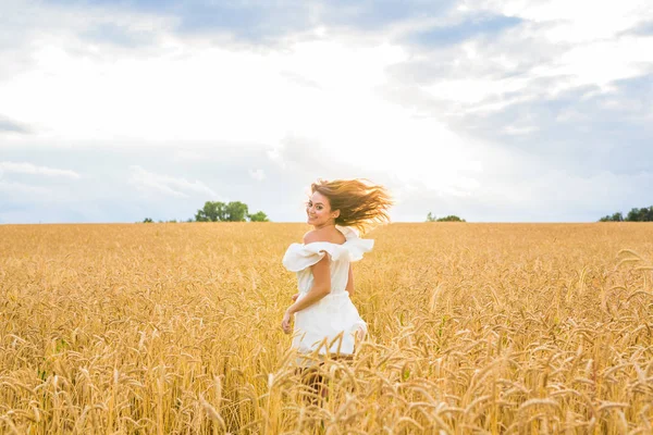 Mujer feliz saltando en trigo dorado — Foto de Stock