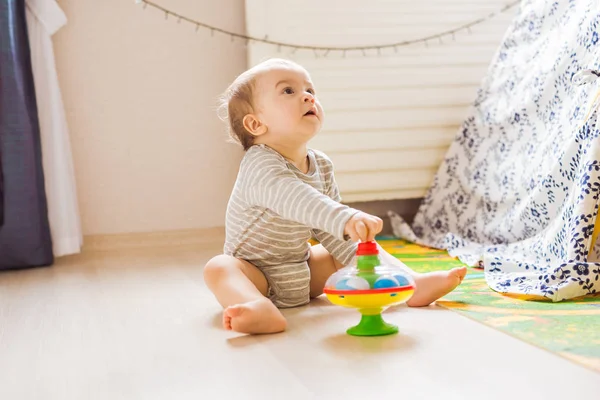 Pojke leker i sitt rum. — Stockfoto